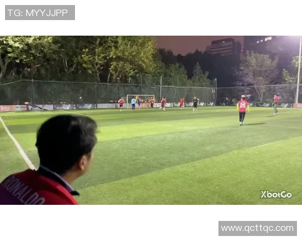 足球星兄弟背影同行展现兄弟情深与梦想共舞的力量 足球星兄弟背影同行展现兄弟情深与梦想共舞的力量