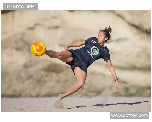 花式足球克里斯挑战世界足球巨星展示极限技巧与创意对决 花式足球克里斯挑战世界足球巨星展示极限技巧与创意对决